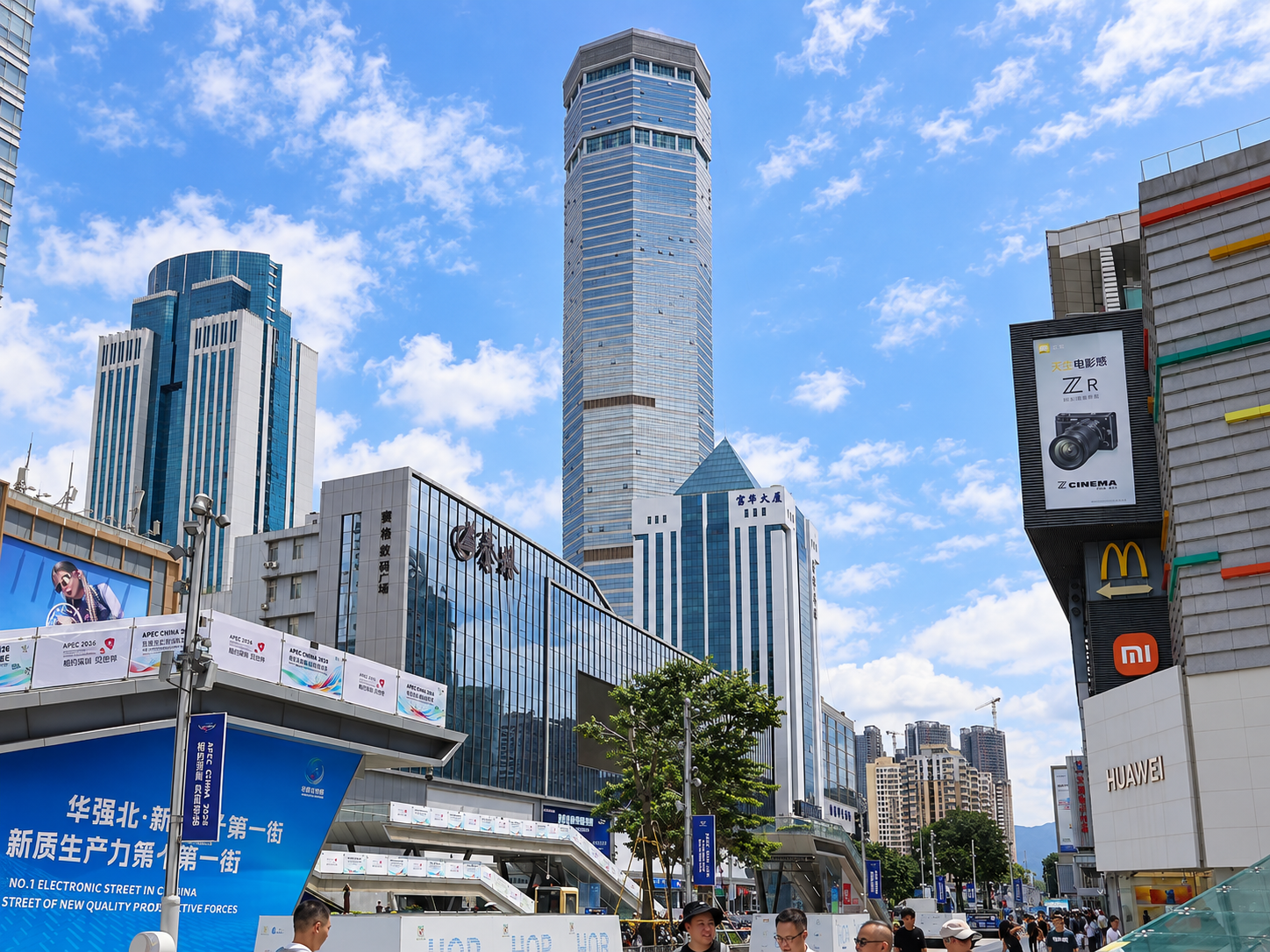 사이거 전자시장이 위치한 SEG Plaza와 주변 거리.