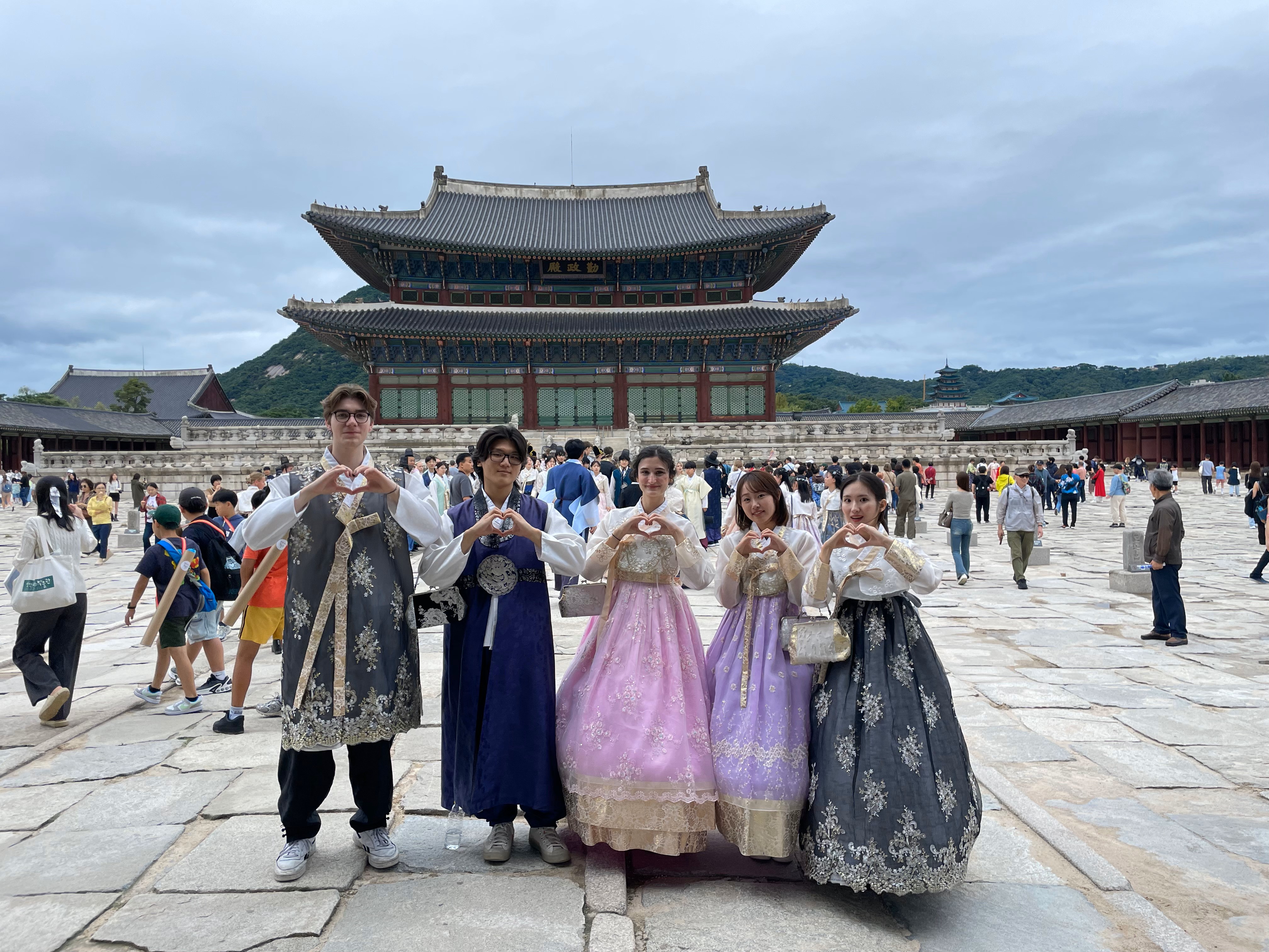 Group4 in 근정전.jpg image